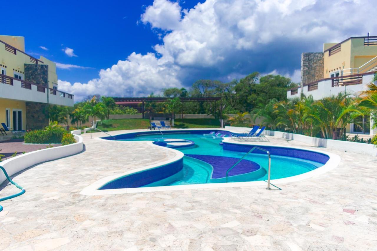 Las Palmas Beach Hotel Dixon Cove Esterno foto