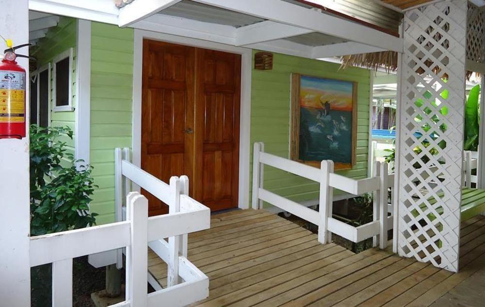 Las Palmas Beach Hotel Dixon Cove Esterno foto