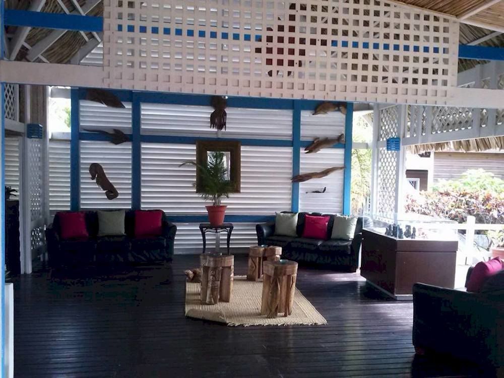 Las Palmas Beach Hotel Dixon Cove Esterno foto