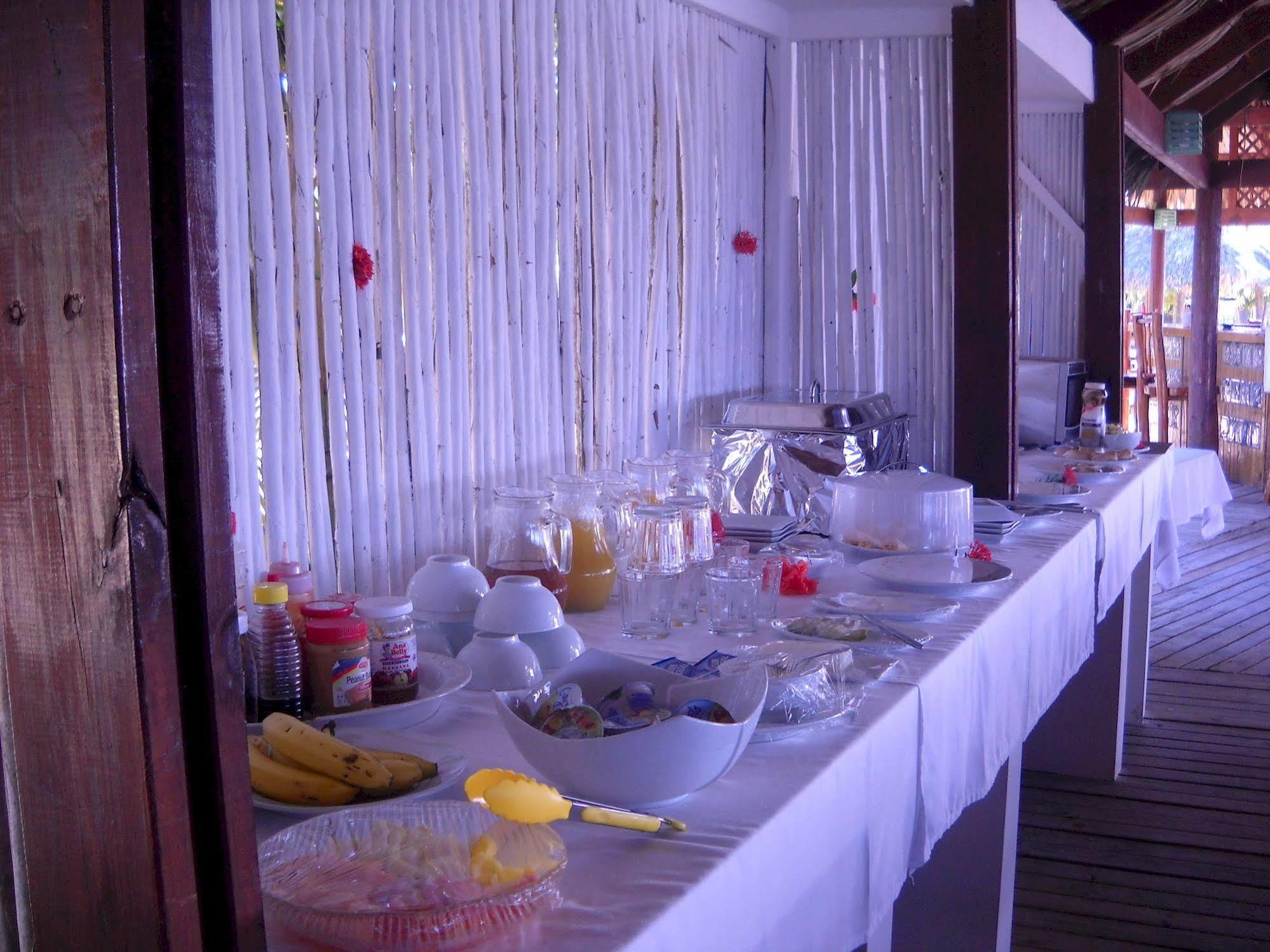 Las Palmas Beach Hotel Dixon Cove Esterno foto