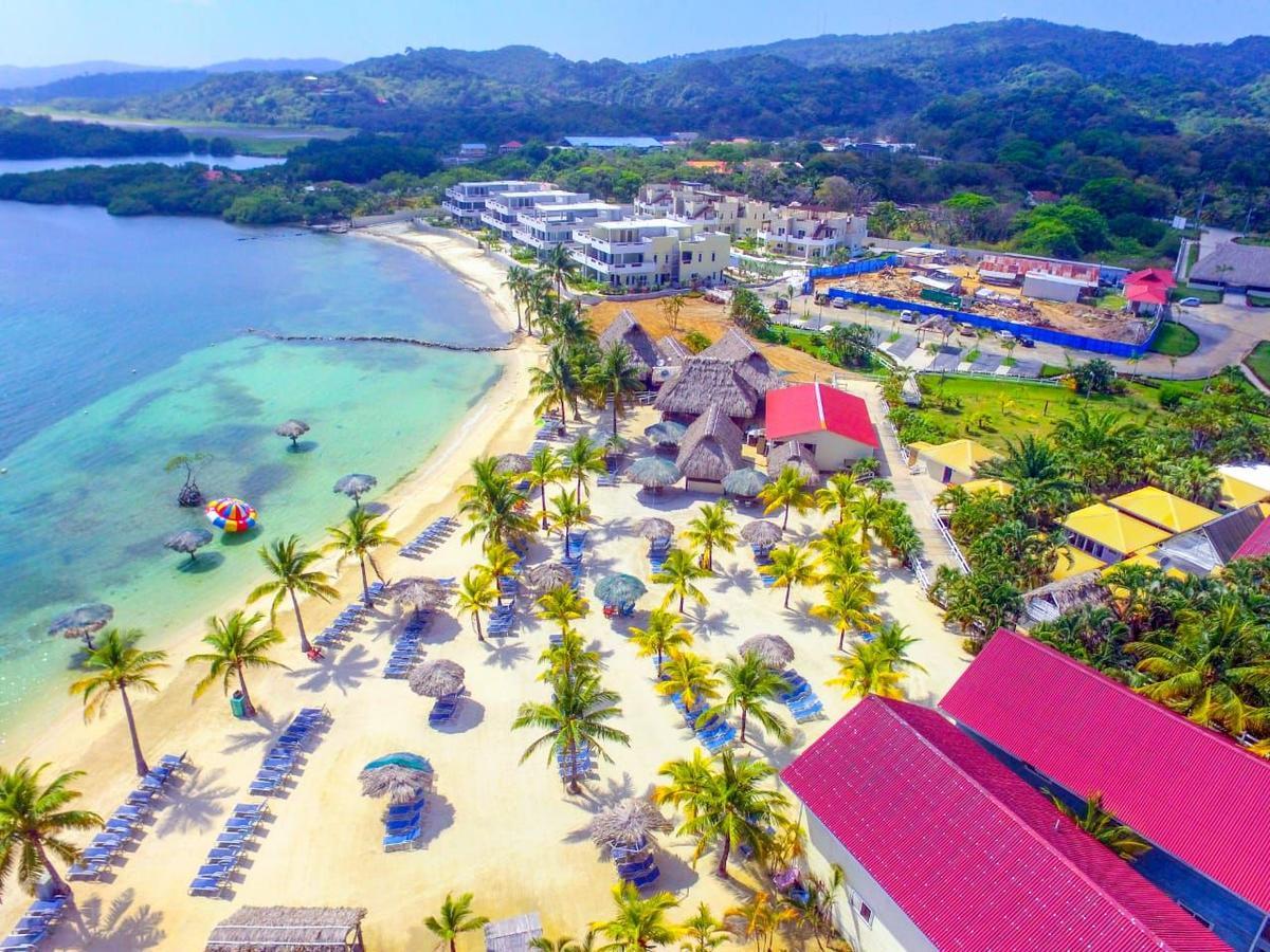 Las Palmas Beach Hotel Dixon Cove Esterno foto