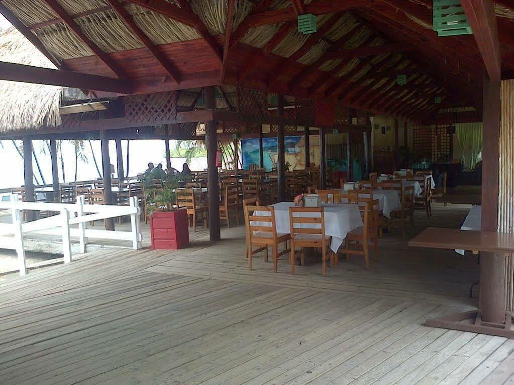 Las Palmas Beach Hotel Dixon Cove Esterno foto